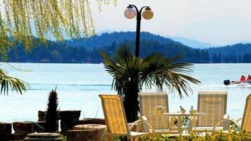 تناول الطعام بالخارج