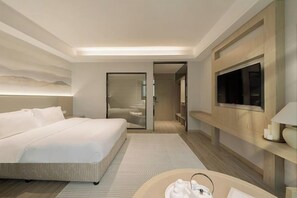A modern hotel room with a large bed, a TV mounted on the wall, and a bathroom with a bathtub. - Kairuiting Hotel (Baguocheng Chongqing West Railway Station) (Chongqing)