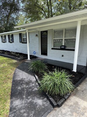 Exterior detail - Newly Updated 4-bedroom House Close to Jax Airport and Downtown Jacksonville (Jacksonville)