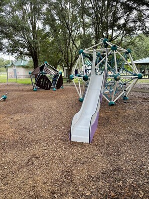 Children’s area - Newly Updated 4-bedroom House Close to Jax Airport and Downtown Jacksonville (Jacksonville)