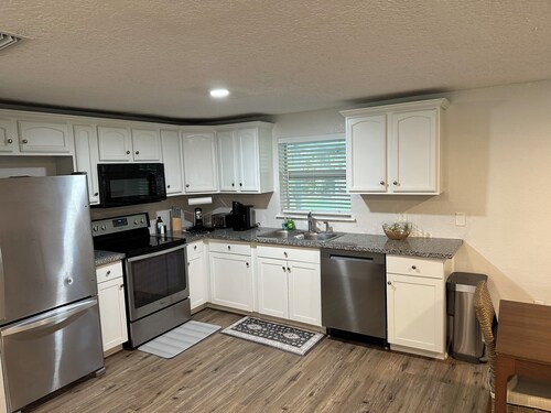 Newly Updated 4-bedroom House Close to Jax Airport and Downtown Jacksonville