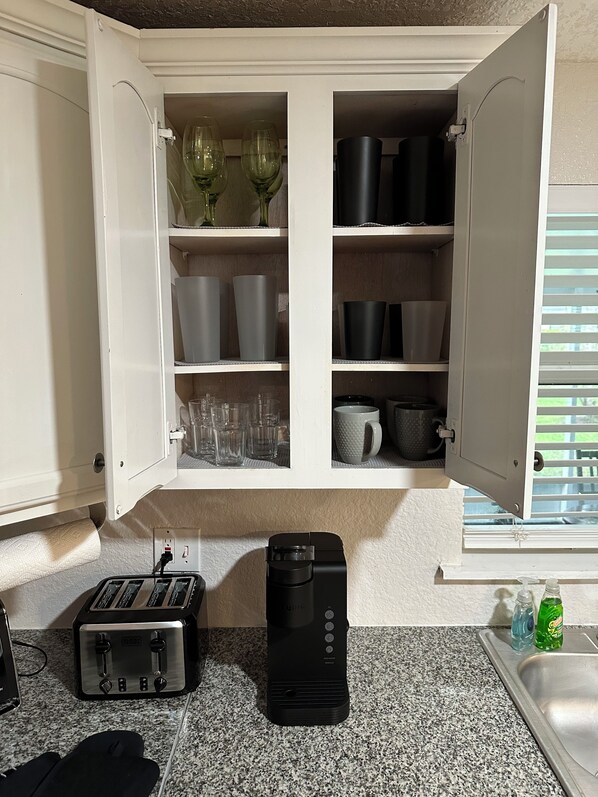 Fridge, microwave, oven, stovetop - Newly Updated 4-bedroom House Close to Jax Airport and Downtown Jacksonville (Jacksonville)