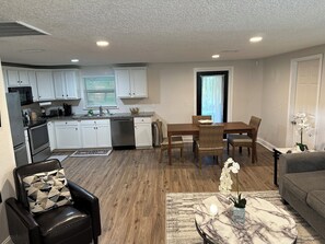 Interior - Newly Updated 4-bedroom House Close to Jax Airport and Downtown Jacksonville (Jacksonville)