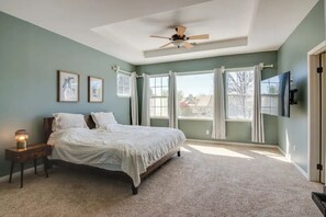5 Schlafzimmer, Schreibtisch, Bügeleisen/Bügelbrett, WLAN