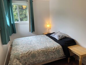 3 bedrooms, desk, free WiFi, bed sheets - Cottage on a private sandy beach with a gorgeous view of the city of Nelson.  (Nelson)