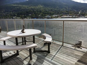 Outdoor dining - Cottage on a private sandy beach with a gorgeous view of the city of Nelson.  (Nelson)