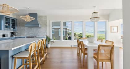 Spacious 7-bedroom house with WiFi and AC in fabulous Pine Point Scarborough
