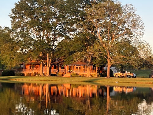 Lodge on the lake inside a family farm 2 or 5 bedroom