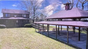 Outdoor dining - Lodge on the lake inside a family farm 2 or 5 bedroom (Pine Mountain)