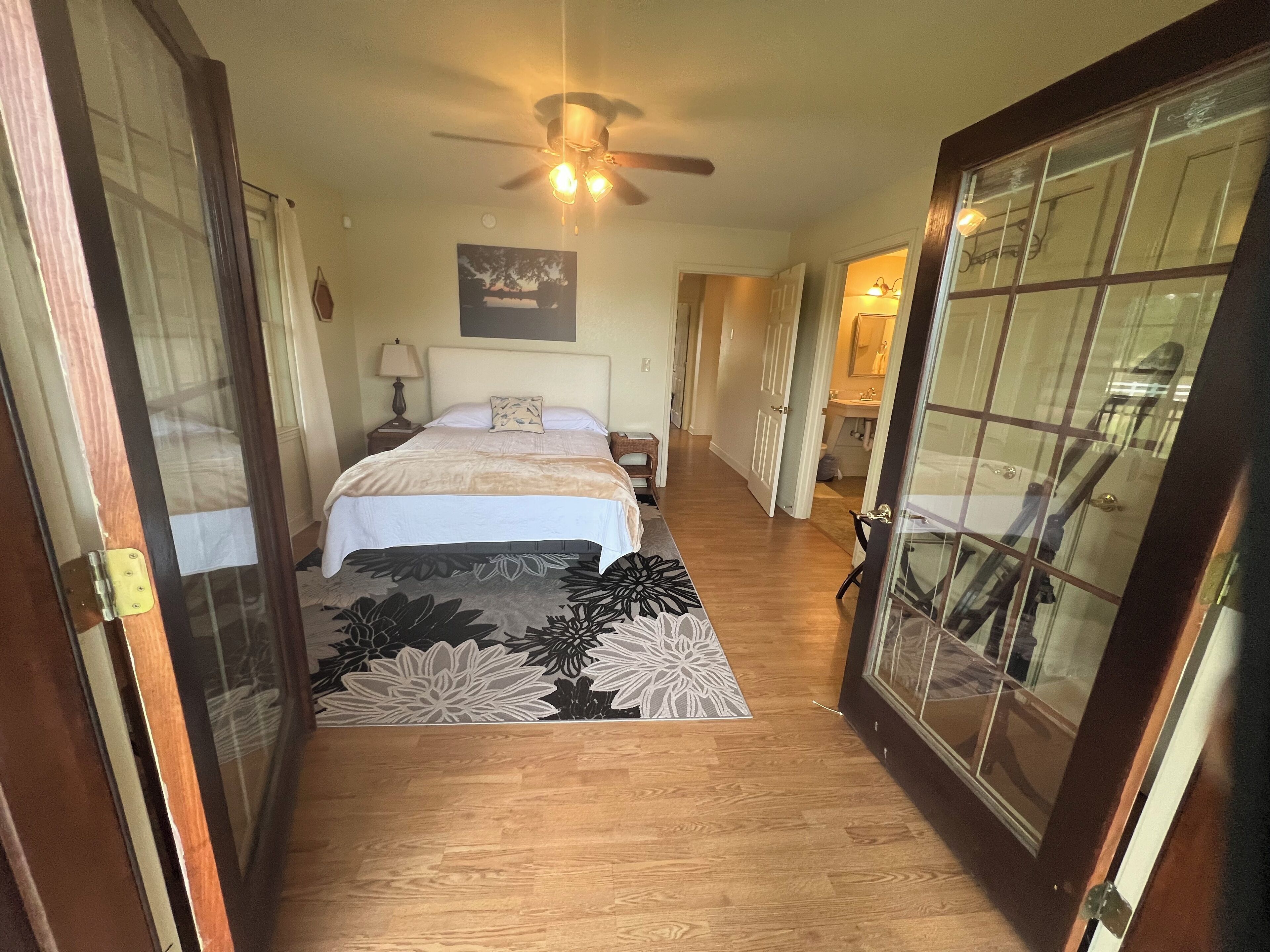 6 bedrooms, desk, iron/ironing board, free WiFi