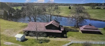 Lodge on the lake inside a family farm 2 or 5 bedroom