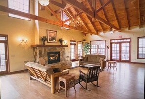 Smart-tv, een open haard, een dvd-speler en boeken