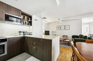 Kühlschrank, Mikrowelle, Herdplatte, Geschirrspüler