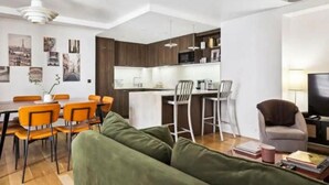 Un apartamento moderno con comedor, cocina y sala de estar.