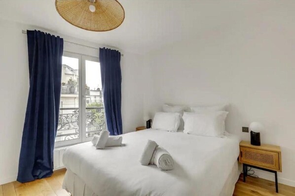 4 slaapkamers, een bureau, een strijkplank/strijkijzer, reisbedje