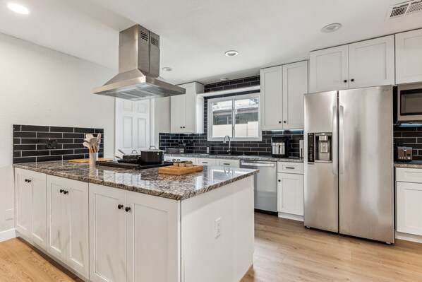 Køleskab, mikrobølgeovn, ovn, kogeplade