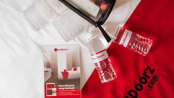 Eine Broschüre für RedDoorz, ein Direkt-Rabatt-Service, der RedCash anbietet.