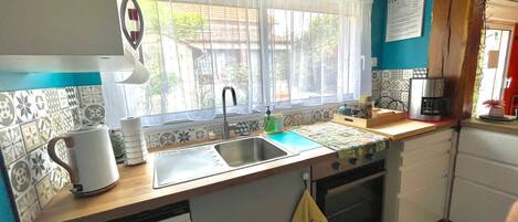 Microondas, horno, placa de cocina y lavavajillas