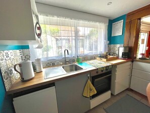 Mikrobølgeovn, ovn, kokeplater og oppvaskmaskin