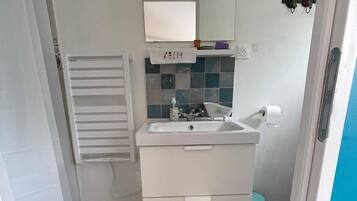 Ducha, secador de pelo, toallas y jabón