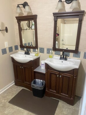 مجففات شعر، مناشف، ورق حمّام
