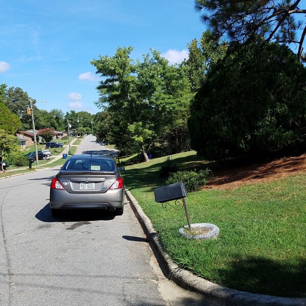 Property grounds - Nice private house near downtown Raleigh with WiFi, AC, heat (Raleigh)