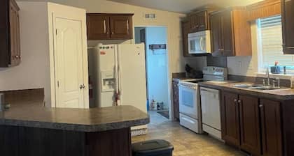 Comfortable 3-bedroom family friendly home with WiFi, AC in Green River.