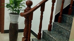 Μια σκάλα με ξύλινα στηρίγματα και σκαλοπάτια από γρανίτη.