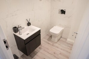 Bathroom - Luxury 1-Bed Flat - Free Parking (West Midlands)