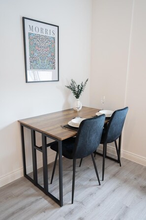 Dining - Luxury 1-Bed Flat - Free Parking (West Midlands)