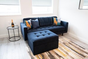 TV - Luxury 1-Bed Flat - Free Parking (West Midlands)
