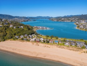 Beach - Ocean View Beach Beauty - Tairua Holiday Home (Tairua)