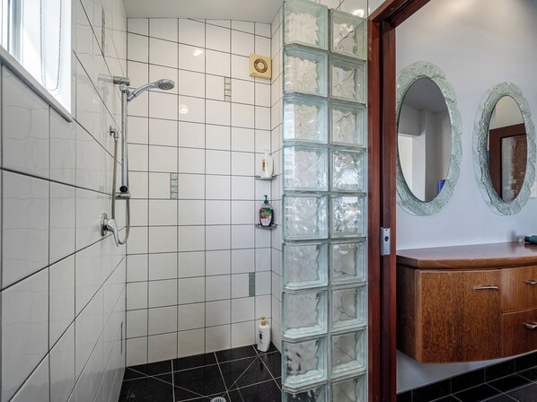 Bathroom - Ocean View Beach Beauty - Tairua Holiday Home (Tairua)