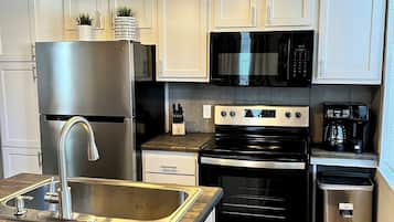 雪櫃、微波爐、焗爐、爐具