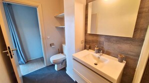 Douche, sèche-cheveux, serviettes fournies