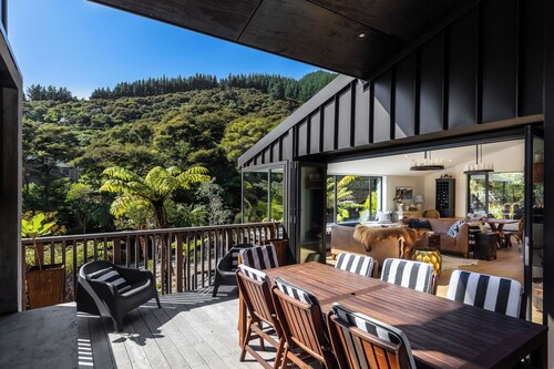 Nature's Luxury - Moetapu Bay Holiday Home