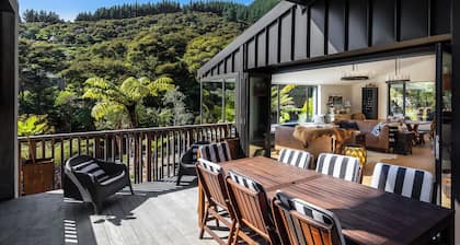 Nature's Luxury - Moetapu Bay Holiday Home