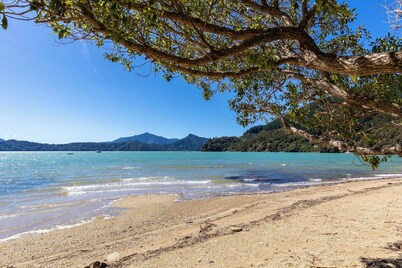Nature's Luxury - Moetapu Bay Holiday Home