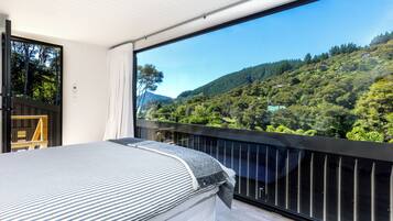5 bedrooms, iron/ironing board, WiFi, bed sheets