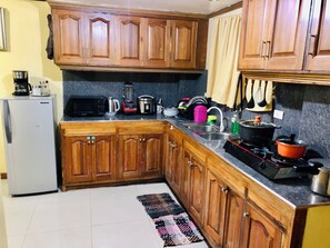 Jääkaappi, mikroaaltouuni, liesi, astianpesukone