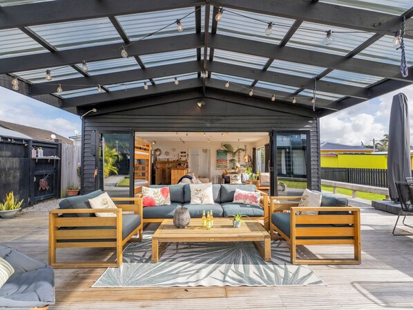Terrace/patio - Sunny Hideaway - Whangamata Holiday Home (Whangamata)