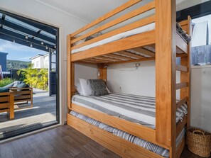 2 bedrooms, WiFi, bed sheets - Sunny Hideaway - Whangamata Holiday Home (Whangamata)
