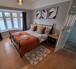 3 bedrooms, iron/ironing board, WiFi, bed sheets