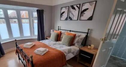 Chic Manchester Home, Free Parking, Sleeps 6