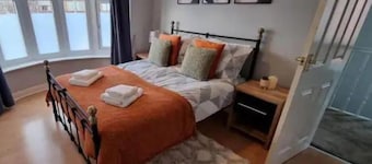 Chic Manchester Home, Free Parking, Sleeps 6