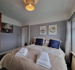 3 عدّة غرف نوم ومكواة/لوح كي وواي فاي وملاءات أسرّة