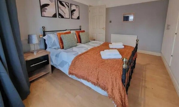 3 عدّة غرف نوم ومكواة/لوح كي وواي فاي وملاءات أسرّة