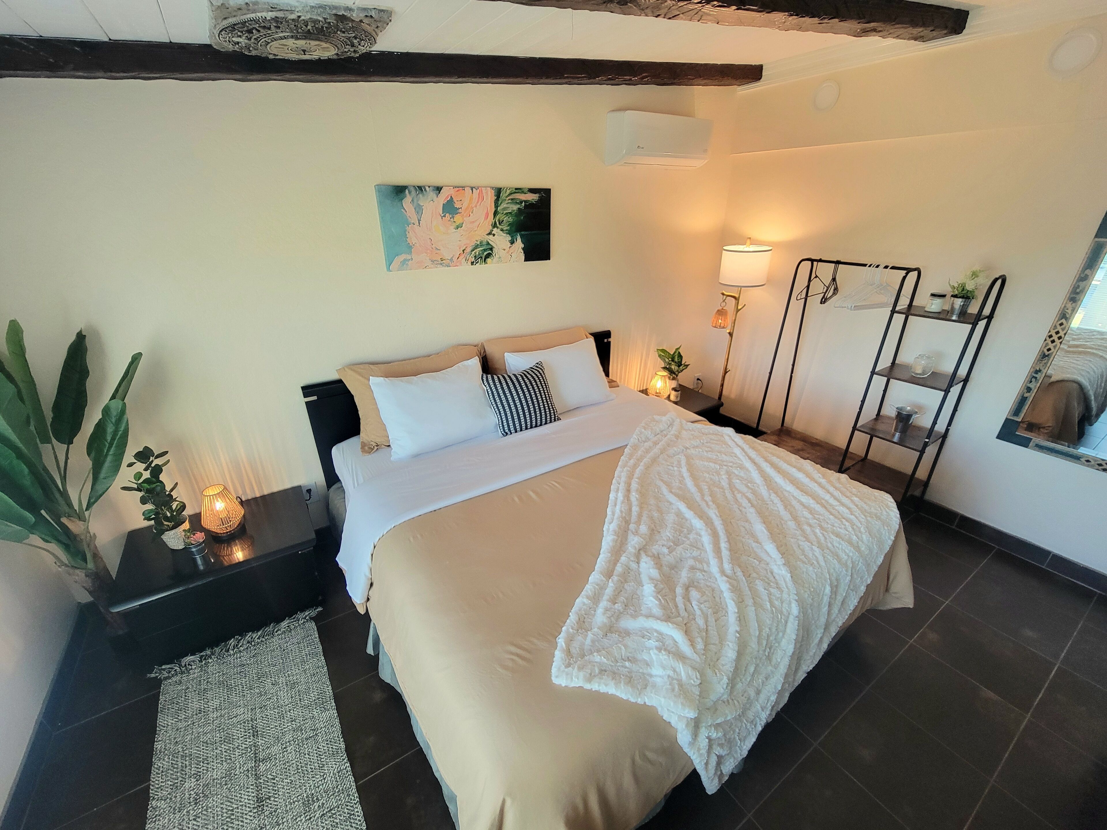 2 chambres, fer et planche à repasser, Wi-Fi, draps fournis