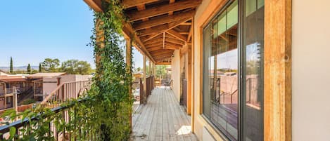 Superior-Zimmer, 1 King-Bett | Blick auf die Berge