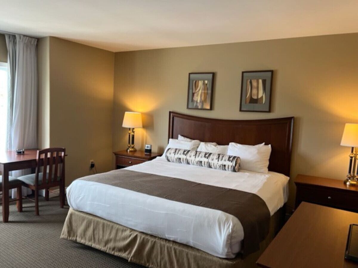 1 bedroom, desk, WiFi